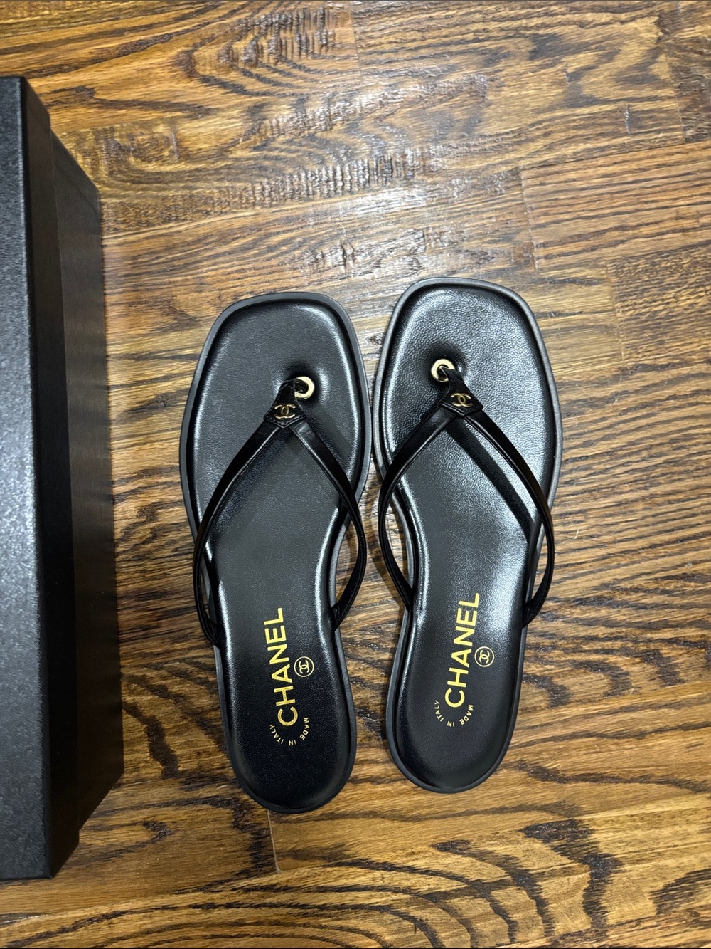 Chanel leather Sandals S26- sold out